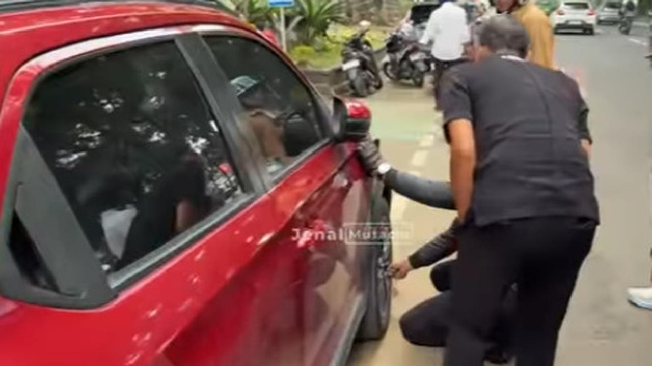 Parkir Sembarangan, Wakil Walikota Bogor Ngamuk Sambil Gembosi Ban Mobil 'Cepatan Panggil Orangnya Sekarang'