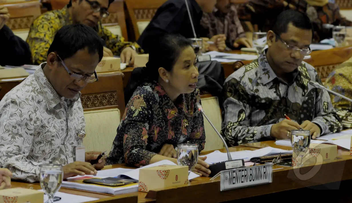 Menteri BUMN Rini Soemarno (tengah) dan Menteri Perindustrian Saleh Husein (kanan) saat mengikuti rapat dengar pendapat dengan anggota Komisi VI di Senayan, Jakarta, Senin (6/4/2015). Rapat ini membahas tentang dana desa.(Liputan6.com/Andrian M Tunay)
