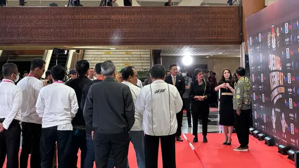 <p>Calon Wakil Presiden (Cawapres) nomor urut 03 Mahfud Md telah tiba di lokasi debat cawapres di Jakarta Convention Center (JCC), Senayan, Jakarta pada malam hari ini, Minggu (21/1/2024). (Tim News)</p>