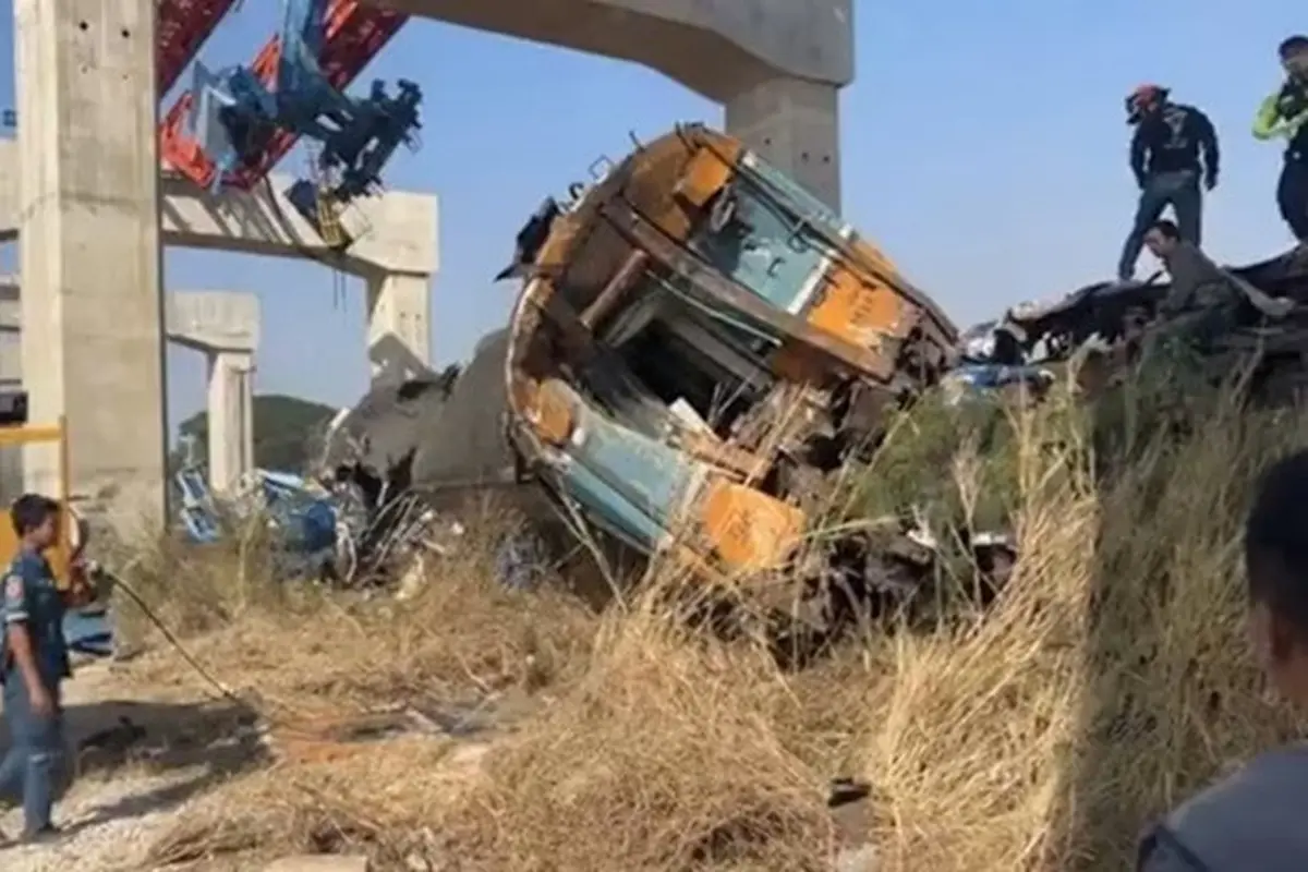 Sebuah crane konstruksi jatuh menimpa kereta penumpang di wilayah timur laut Thailand pada 14 Januari 2026, menewaskan 22 orang.