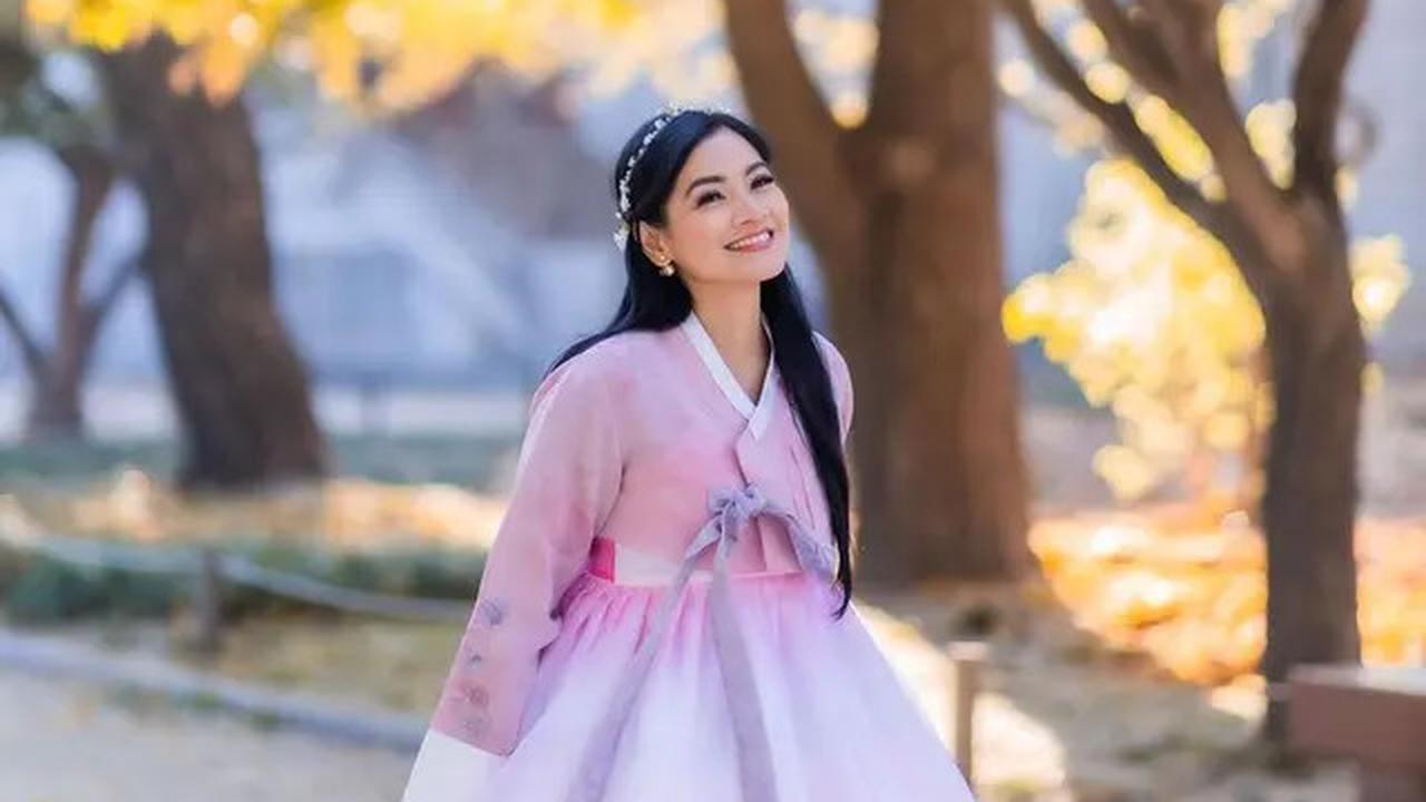 Penampilan Titi Kamal mengenakan Hanbok langsung menjadi perbincangan netizen. Potretnya dipuji cantik.<br>