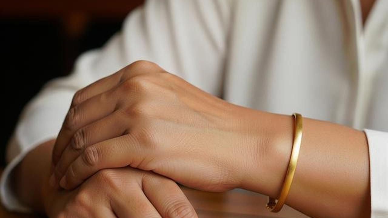 Perbedaan Gelang Emas 24K, 22K, dan 18K: Mana yang Cocok untuk Ibu 45 Tahun?