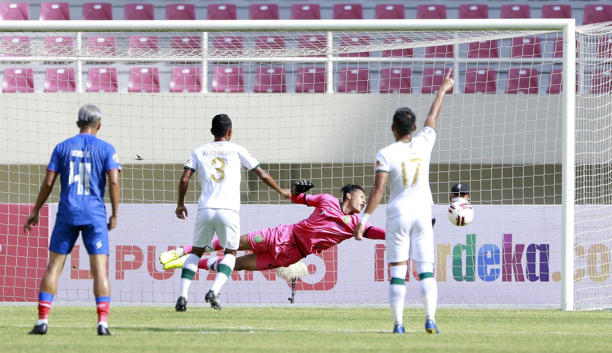 Kiper Persikabo 1973, Syahrul Trisna Fadillah menepis bola saat menghadapi Arema FC dalam laga pembuka Piala Menpora 2021 di Stadion Manahan, Solo, Minggu (21/3/2021). Persikabo 1973 sementara unggul 1-0 di babak pertama. (Bola.com/M Iqbal Ichsan)