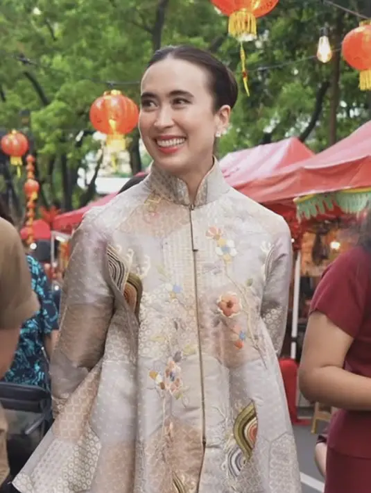 <p>Kreasi batik Widi Wardhana dalam balutan batik dengan siluet yang beragam, anti membosankan. [Foto: Instagram/ Widi Wardhana]</p>