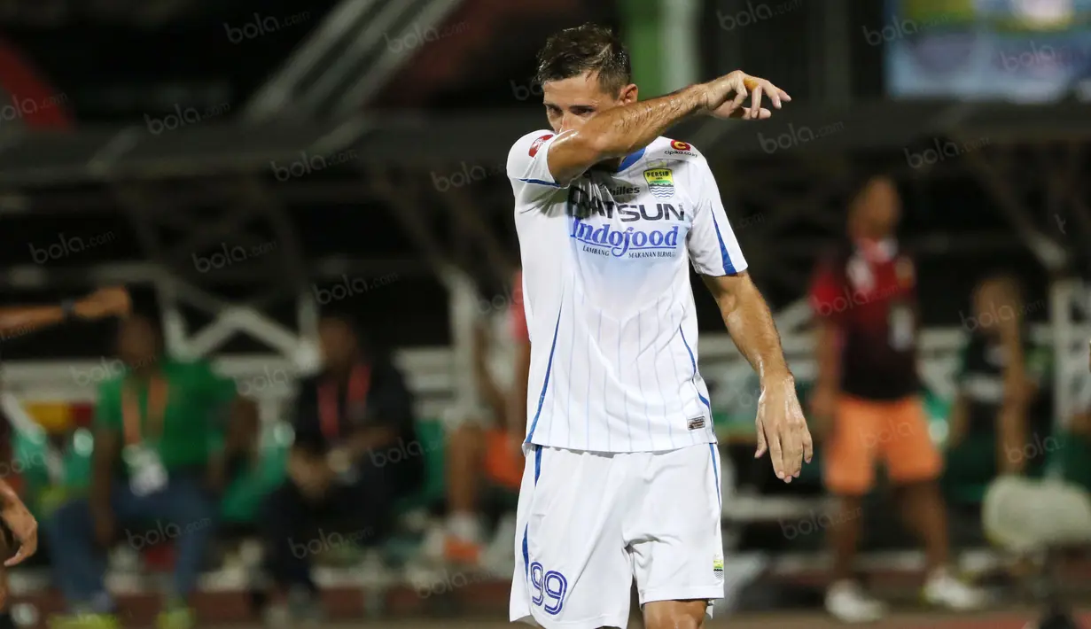 Pemain Persib Bandung Juan Belencoso gagal mengeksekusi penalti saat melawan Bhayangkara Surabaya United pada Torabika SC 2016 di Stadion Gelora Delta Sidoarjo, Sabtu (11/6/2016). (Bola.com/Nicklas Hanoatubun)