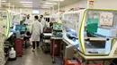 Ilmuwan laboratorium medis mengawasi tes PCR COVID-19 di Sonora Quest Laboratory, Phoenix, Selasa (11/1/2022). Sebagai lab pengujian diagnostik terbesar di Arizona, Sonora Quest menjalani hampir 30.000 tes PCR COVID-19 pada 4 Januari, terbanyak sejak pandemi dimulai. (AP Photo/Ross D. Franklin)