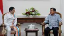 Pembalap Indonesia, Rio Haryanto (kiri) berbincang dengan Wakil Presiden Jusuf Kalla di Istana Wapres, Jakarta, Senin (14/3/2016). Kedatangan Rio untuk meminta restu jelang laga perdana Formula 1, 20 Maret mendatang. (Liputan6.com/Helmi Fithriansyah) 