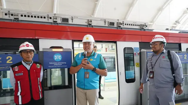 General Manager PLN Unit Induk Distribusi Jakarta Raya, Doddy B. Pangaribuan, meninjau uji coba Light Rail Transit (LRT) Jabodebek. PLN menjadi pemasok listrik untuk LRT Jabodebek. (Dok PLN)