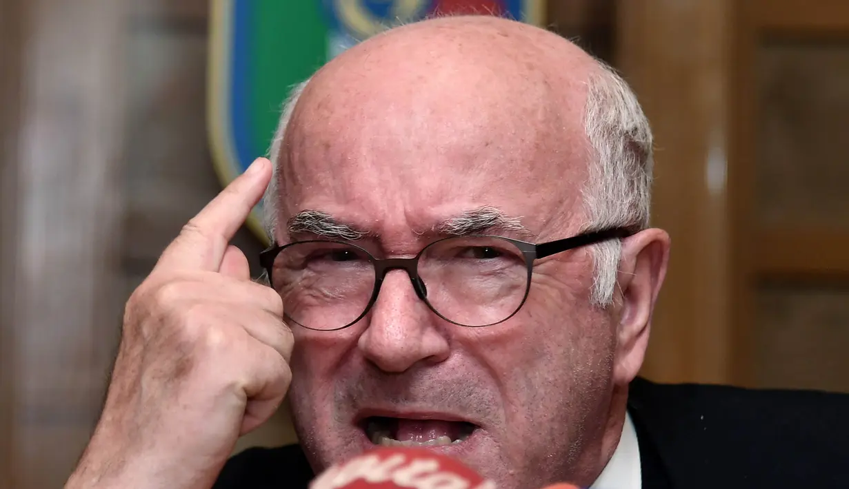 Presiden Federasi Sepak Bola Italia (FIGC), Carlo Tavecchio, memberi keterangan pers di kantor FIGC, Roma, Senin (20/11/2017). Bos FIGC tersebut mundur dari jabatanya usai gagal membawa Italia lolos ke Piala Dunia 2018. (AFP/Alberto Pizzoli)
