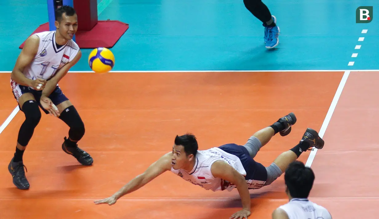 <p>Pemain Timnas Voli Putra Indonesia, Dio Zulfikri berusaha menjangkau bola pada laga putaran pertama SEA V League 2023 melawan Timnas Voli Putra Thailand di Padepokan Voli Jenderal Polisi Kunarto, Sentul, Bogor, Minggu (23/07/2023). Indonesia menang 3-1 (21-25, 25-17, 25-23 dan 27-25) dan menjadi juara. (Bola.com/Bagaskara Lazuardi)</p>