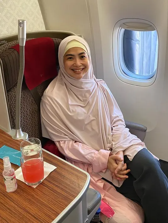 <p>Perempuan berusia 49 tahun itu tampil berhijab saat menjalankan ibadah umrah. Hal itu terlihat dari beberapa unggahannya di akun instagram. Momen saat Feni Rose dalam pesawat bisnis class saat berangkat ke tanah suci dalam potret yang diunggah pada 11 Maret lalu. [Instagram/fenirose]</p>