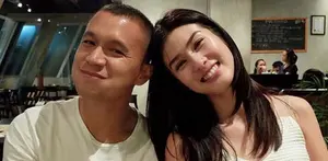 PN Jakarta Selatan, Rabu (11/11) menggelar sidang cerai perdana Samuel Rizal dan Stevianne Agnecya. Keduanya tak menampakkan batang hidung dalam sidang tersebut