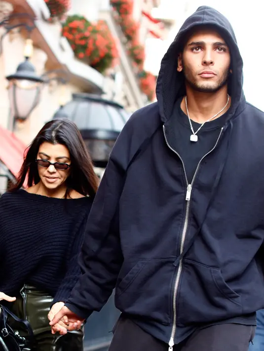Younes Bendjima sendiri sangat memanjakan Kourtney. Berbeda sekali dengan perlakuan Scott Disick. (InStyle)