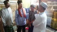 Walikota Palembang melihat kondisi Udin, penderita gangguan jiwa yang terpasung (Liputan6.com / Nefri Inge)