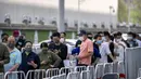 <p>Orang-orang mengantre untuk tes COVID-19 di fasilitas pengujian virus corona di Beijing, China, Sabtu (23/4/2022). Beijing dalam keadaan waspada setelah 10 siswa sekolah menengah dinyatakan positif COVID-19 pada hari Jumat, yang menurut pejabat kota sebagai putaran awal pengujian. (AP Photo/Mark Schiefelbein)</p>