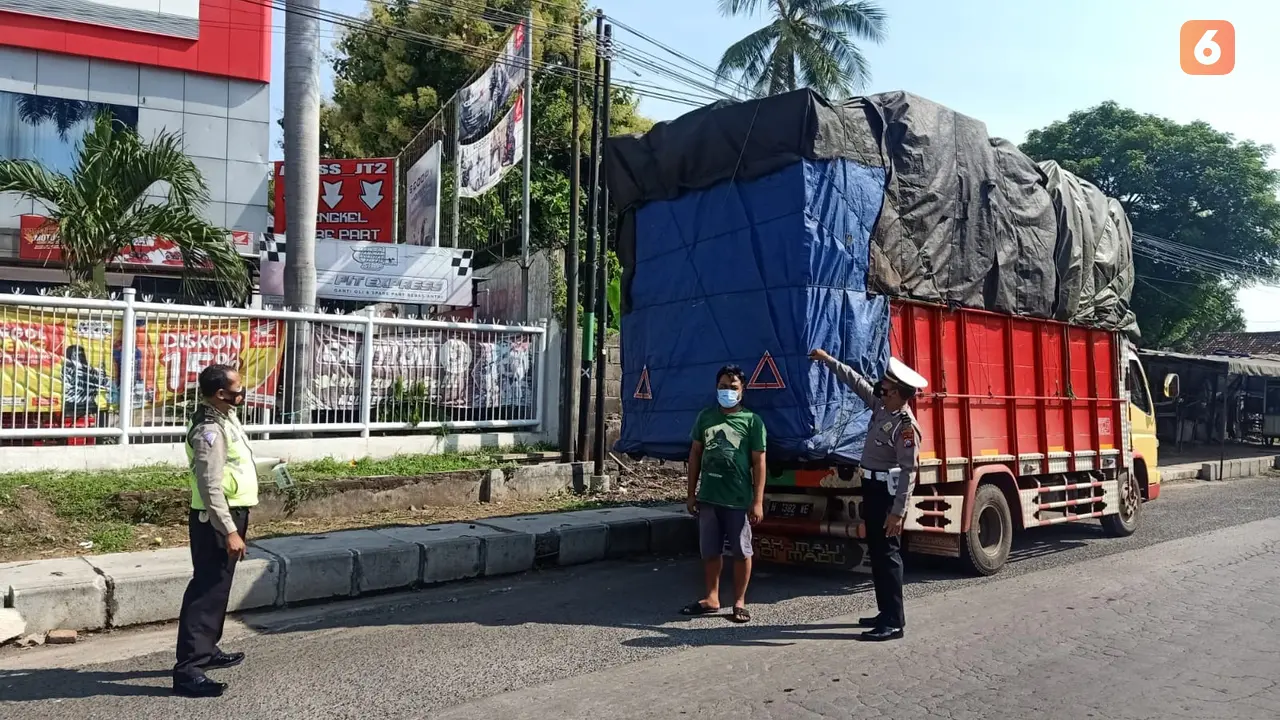 Satlantas Polres Situbondo menindak truk Odol di Jalan Basuki Rahmat Situbondo (Hermawan Arifianto/Liputan6.com).