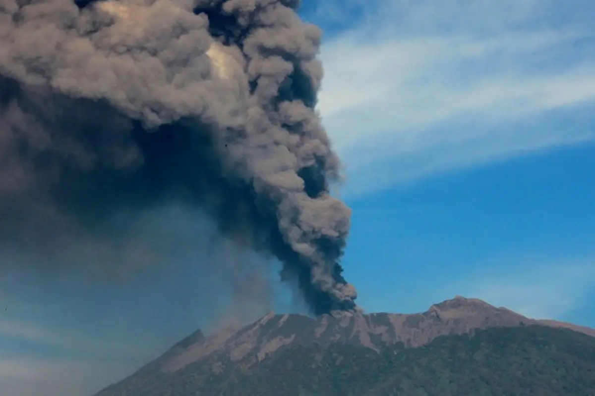 20150712-Awan Panas Gunung Raung Tak Mengusik Aktivitas Warga-Bondowoso 5