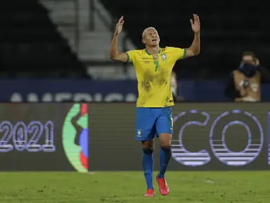 Penyerang timnas Brasil, Richarlison merayakan gol yang dicetaknya ke gawang Peru pada laga Copa America 2021 di stadion Nilton Santos, Jumat (18/6/2021). Brasil menang 4-0 atas Peru lewat gol Alex Sandro, Neymar, Everton Ribeiro dan Richarlison. (AP Photo/Silvia Izquierdo)