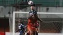 Bek Persib Bandung, Nick Kuipers (atas) berduel udara dengan striker Persiraja Banda Aceh, Gabriel do Carmo, dalam laga matchday ke-3 Grup D Piala Menpora 2021 di Stadion Maguwoharjo, Sleman, Jumat (2/4/2021). Persib menang 2-1 atas Persiraja. (Bola.com/M Iqbal Ichsan)