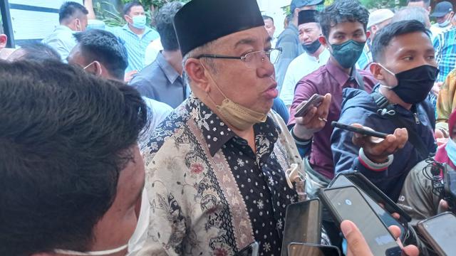 Asrun, ayah mantan wali kota kendari juga bebas dari lapas Kendari usai menjalano tahanan 4 tahun penjara.(Liputan6.com/Ahmad Skbar Fua)