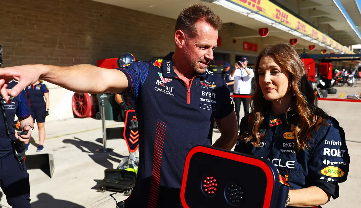 Aktris Amerika Serikat, Drew Barrymore (kanan) saat mengikuti latihan pit stop tim Red Bull Racing menjelang Formula 1 GP Amerika Serikat 2023 di Circuit of The Americas, Austin, Texas, Kamis (19/10/2023) waktu setempat. (AFP/Mark Thompson)