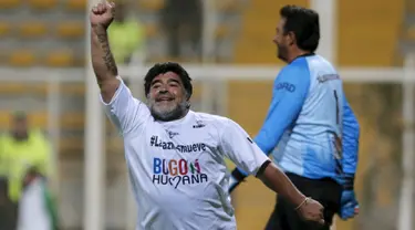 Mantan pemain Argentina, Diego Armando Maradona merayakan selebrasi usai mencetak gol pada laga amal untuk Perdamaian di Techo stadion, Bogota, Kolumbia (10/42015). (REUTERS/John Vizcaino)