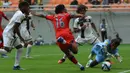<p>Pemain Timnas Inggris U-17, Myles Lewis-Skelly (tengah) berusaha mencetak gol ke gawang Timnas Kaledonia Baru U-17 pada laga pertama Grup C Piala Dunia U-17 2023 di Jakarta International Stadium (JIS), Jakarta, Sabtu (11/11/2023). (Bola.com/Ikhwan Yanuar)</p>