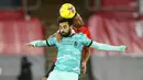 Pemain Liverpool Mohamed Salah (kiri) berebut bola dengan pemain Southampton Ryan Bertrand pada pertandingan Liga Inggris di St Mary's Stadium, Southampton, Inggris, Senin (4/1/2021). Southampton menang 1-0 atas Liverpool. (AP Photo/Noami Baker,Pool)