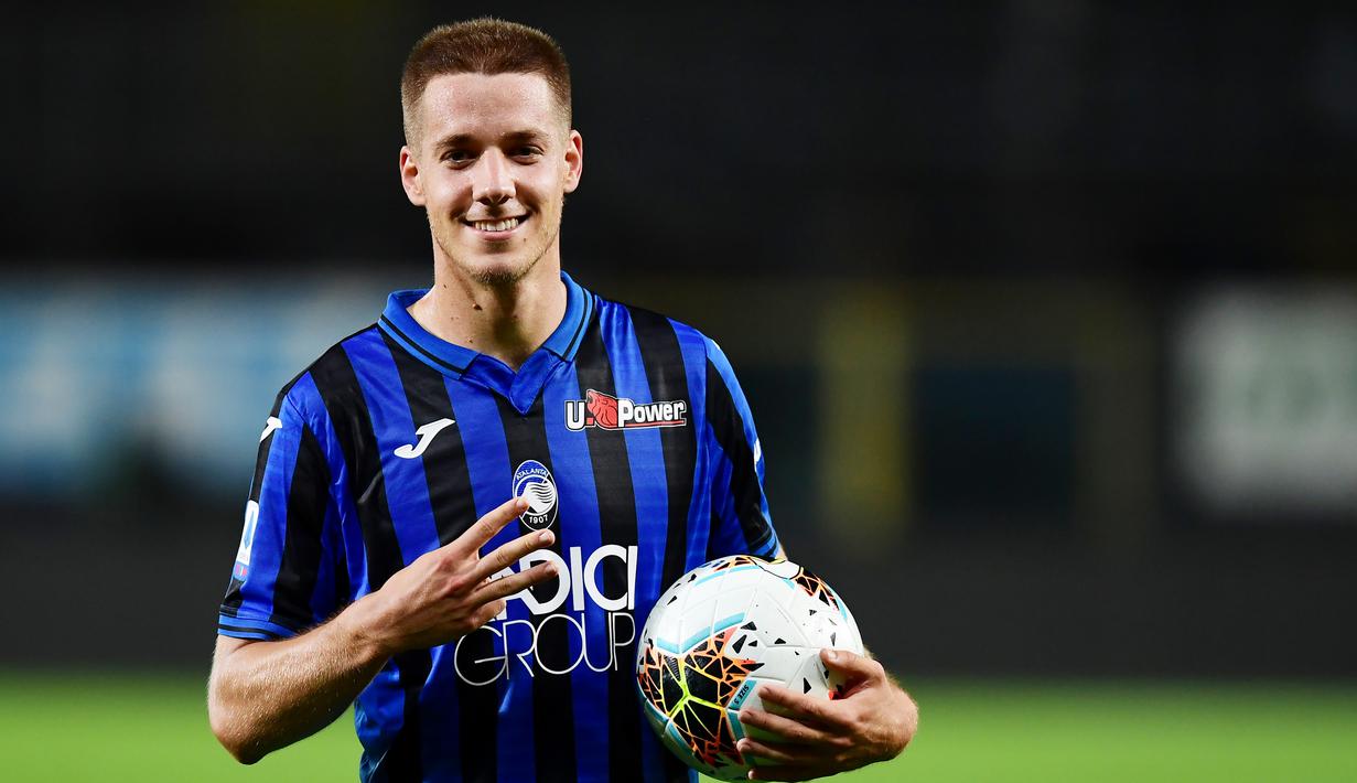 Pemain Atalanta, Mario Pasalic, melakukan selebrasi usai mencetak gol ke gawang Brescia pada laga Serie A di Stadion Gewiss, Selasa (14/7/2020). Atalanta menang 6-2 atas Brescia. (AFP/Miguel Medina)