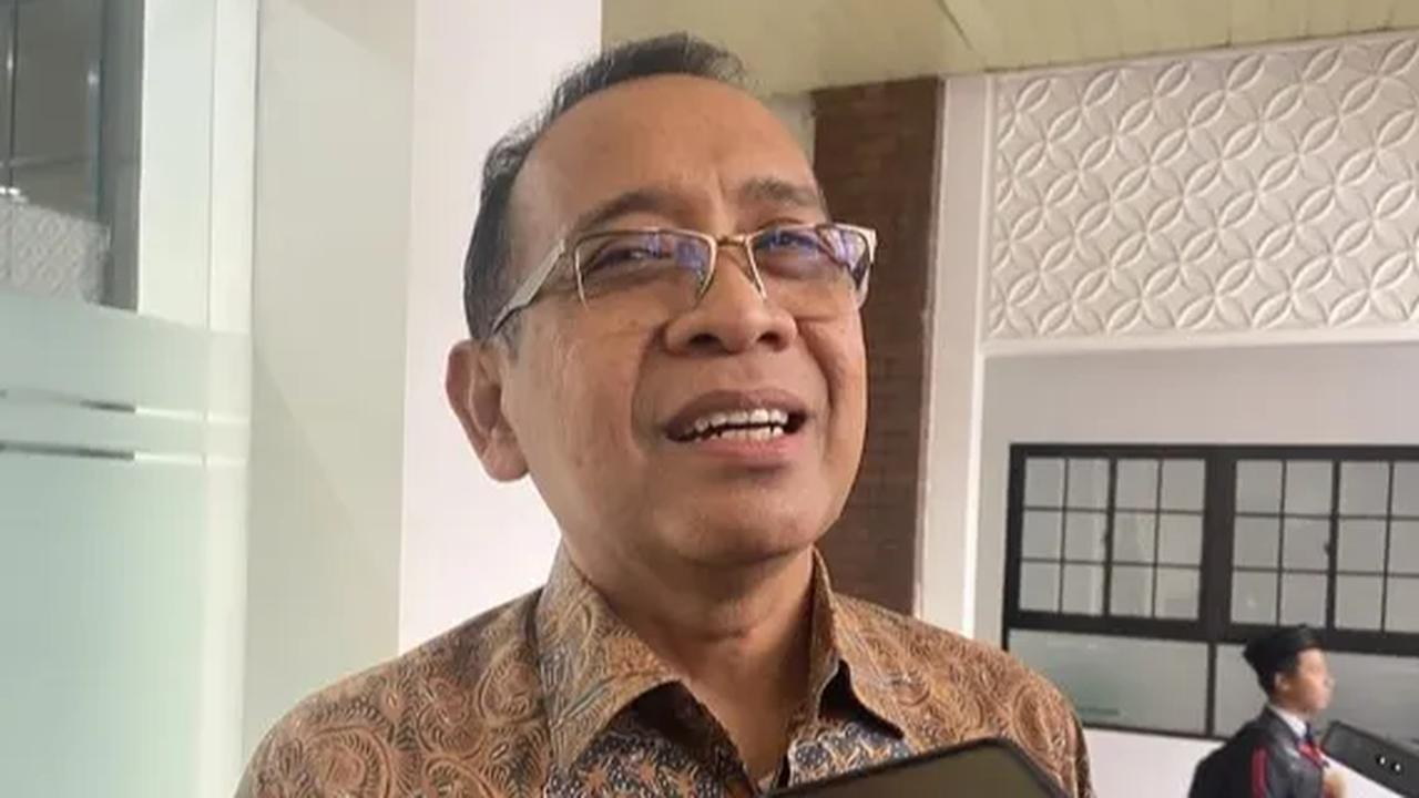 Pratikno mengaku dihubungi Presiden Jokowi yang saat itu kembali ke Istana Bogor usai pertemuan dengan Surya Paloh di Istana Kepresidenan.<br>