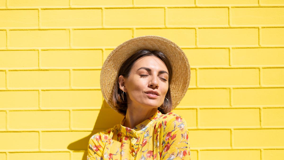 4 Tips Makeup untuk Outfit Warna Kuning, Tampil Memesona Tanpa Takut Berlebihan