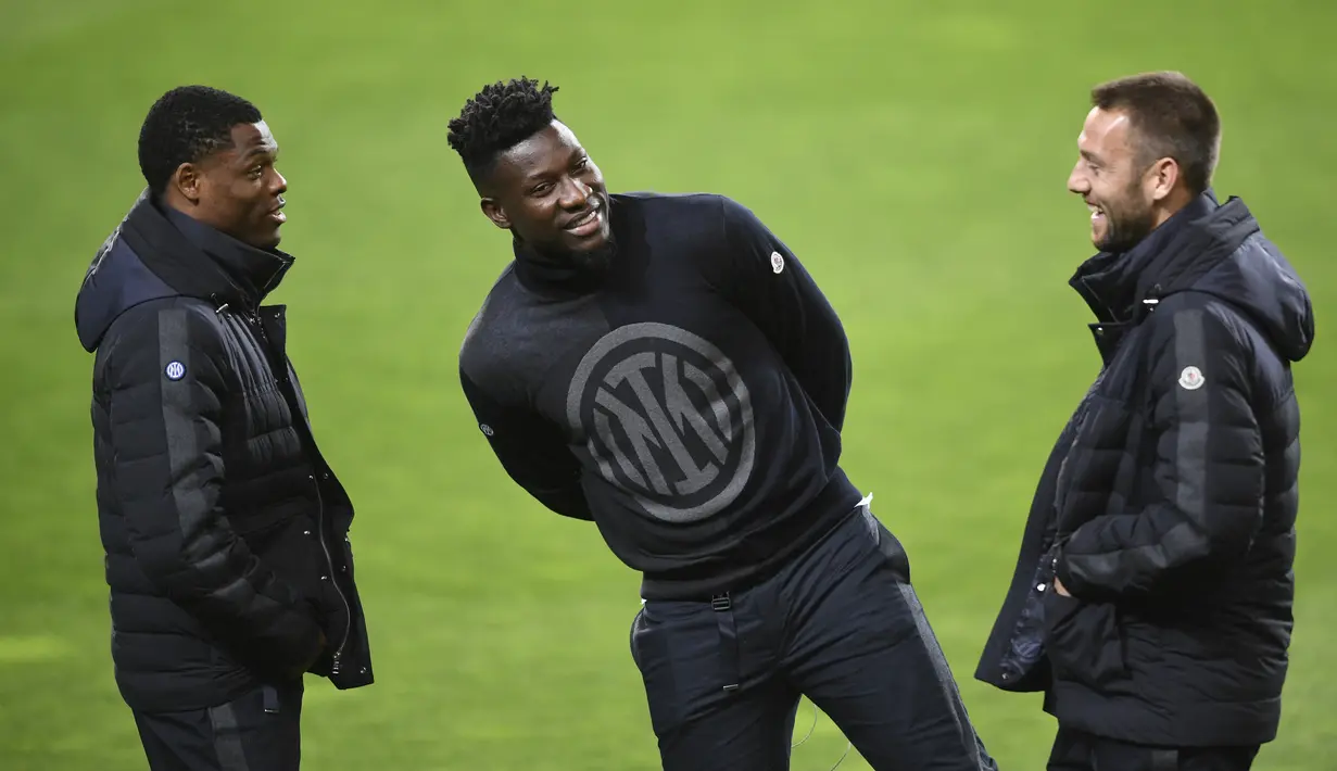 Gelandang Belanda Inter Milan Denzel Dumfries, penjaga gawang Kamerun Inter Milan Andre Onana dan bek Belanda Inter Milan Stefan de Vrij berjalan di lapangan sebelum konferensi pers di Stadion Dragao, di Porto, pada 13 Maret 2023. Inter Milan akan bertanding melawan tuan rumah Porto pada babak 16 besar Liga Champions. (AFP/Miguel Riopa)