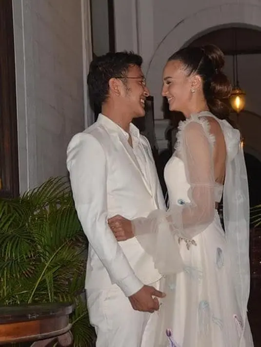 Seperti diketahui Nadine Chandrawinata dan Dimas Anggara resmi menikah di Bhutan, 5 Mei 2018. Setelah itu, dilanjutkan acara di Lombok pada 7 Juli 2018. Resepsi pernikahan digelar di Jakarta pada 15 Juli 2018. (instagram/dims_dine)