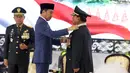 Presiden Joko Widodo (Jokowi) menyebut pemberian anugerah kali ini telah melalui verifikasi dari Dewan Gelar, Tanda Jasa, dan Tanda Kehormatan. Hal itu pun sesuai dengan UU Nomor 20 Tahun 2019. (Liputan6.com/Herman Zakharia)