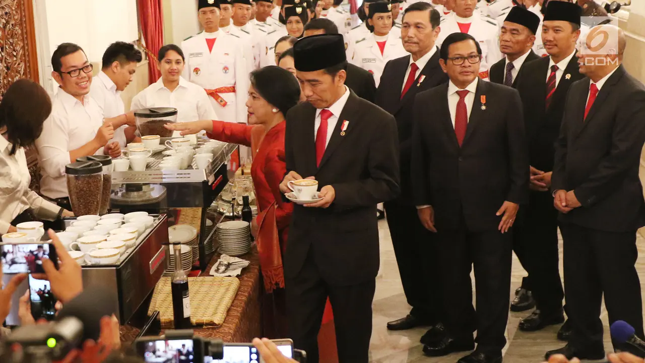 Jokowi dan Iriana Nyeruput Kopi