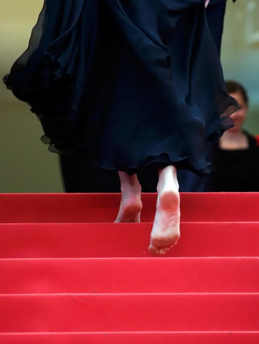 Aktris Hollywood, Julia Roberts berjalan menaiki tangga tanpa menggunakan alas kaki saat tiba untuk menghadiri premier film "Money Monster" dalam Festival Film Cannes ke-69 di Prancis, Kamis (12/5).  (REUTERS/Jean-Paul Pelissier)