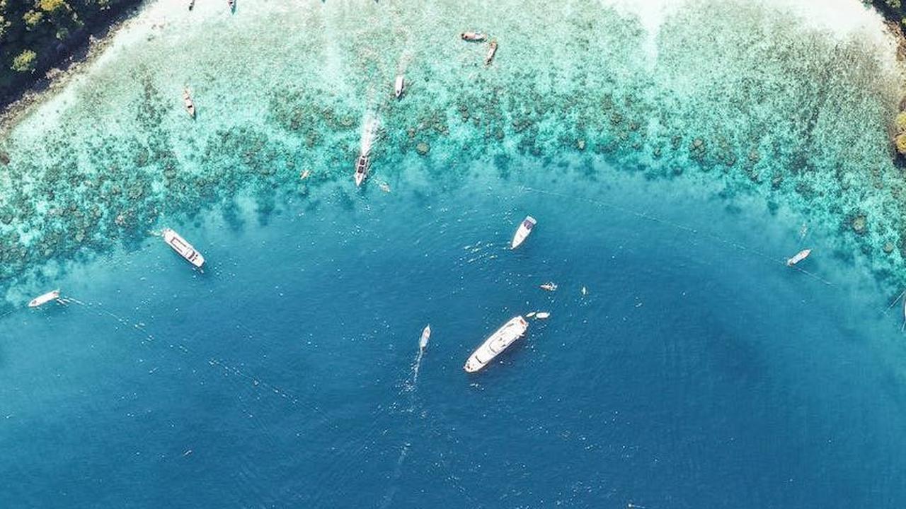 Thailand adalah negeri gajah putih yang terkenal dengan kuil-kuil Buddha kuno dan pantai eksotisnya.