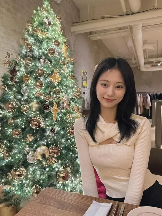 Terlepas dari hal tersebut, Tzuyu merupakan sosok yang menawan dengan visualnya yang luar biasa. Idol kelahiran 14 Juni 1999 ini juga membuktikan pesonanya ketika bare face alias tanpa make up. Tzuyu tetap glowing maksimal. [@thinkaboutzu]