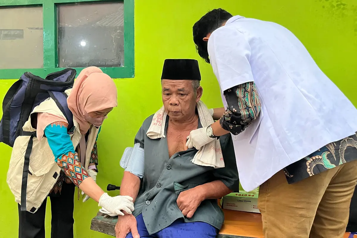 Pemkot Tangerang Selatan memperkuat layanan kesehatan jemput bola melalui program Ngider Sehat Premium dengan menambah dokter dalam setiap kunjungan ke rumah warga. (Istimewa)