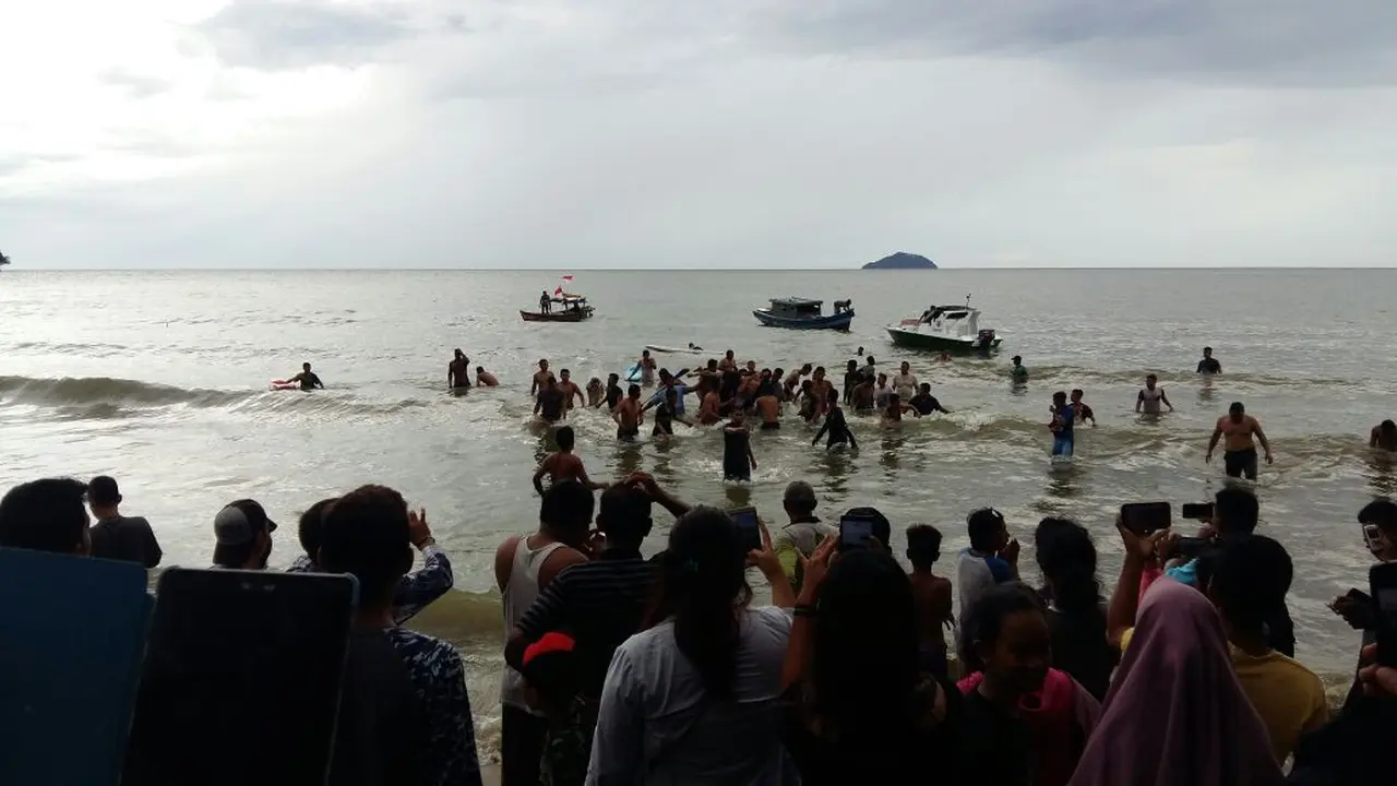 Nasib Bobi Tak Bisa Berenang Saat Badai Menerjang
