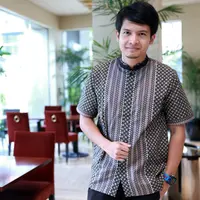 "Alhamdulillah kita saling support. Istri yang menyayangi, jadi teman dan sahabat, tim yang solid. Jadi alhamdulillah kami jalani semua itu penuh dengan rasa sayang," kata Dimas Seto . (Adrian Putra/Bintang.com)