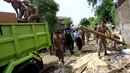Petugas Satpol PP membongkar bangunan liar di bantaran Sungai Ciliwung, Kali Pasir, Cikini, Jakarta, Rabu (7/5/2014) (Liputan6.com/Johan Tallo).
