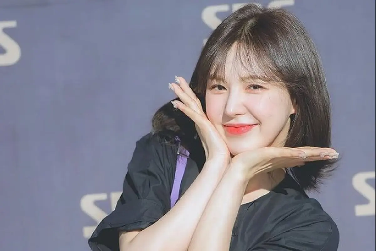 Outfit Simpel Ala Wendy Red Velvet di SBS Radio