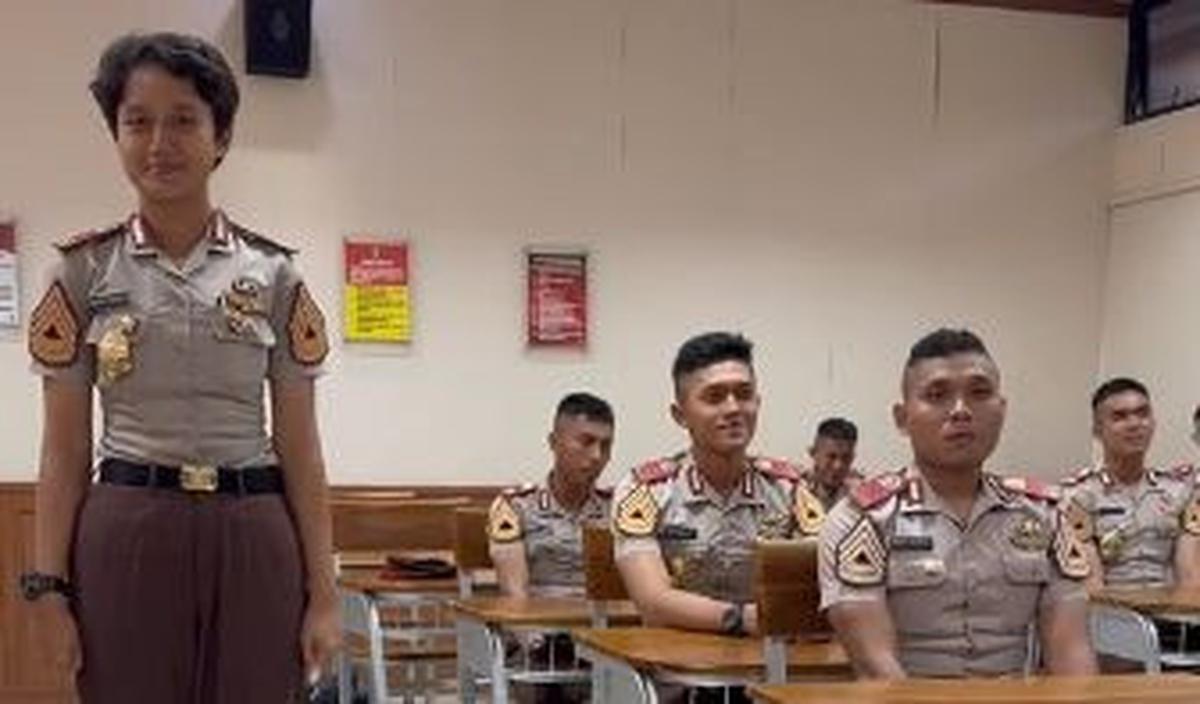 Dia juga berpesan, agar mereka tetap mengerjakan tugas yang diberikan.