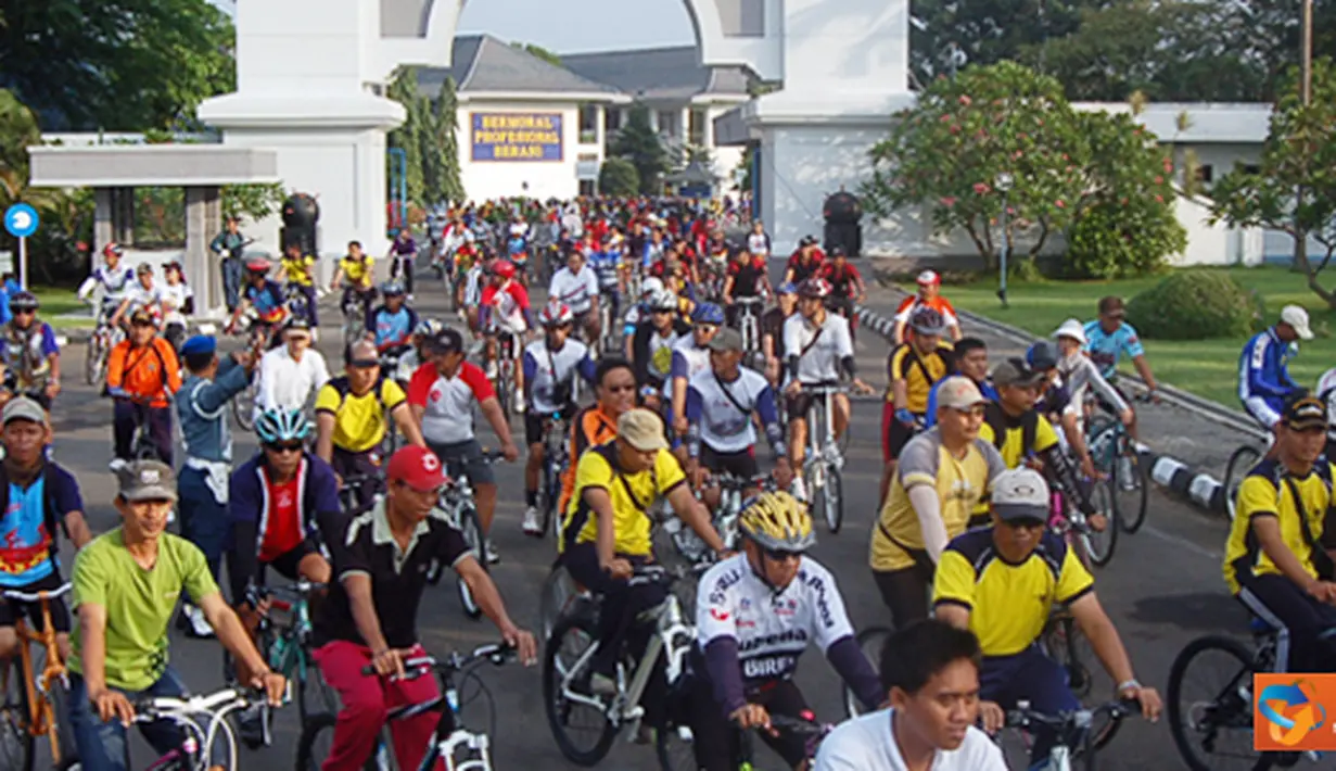 Citizen6, Surabaya: Sebelum melepas, Komandan Kobangdikal beserta Ketua PG Jalasenastri terlebih dahulu melepas dua ikatan balon yang berisi pesan wasiat berupa hadiah dua Sepeda Gunung bagi siapapun yang menemukannya. (Pengirim: Penkobangdikal)
