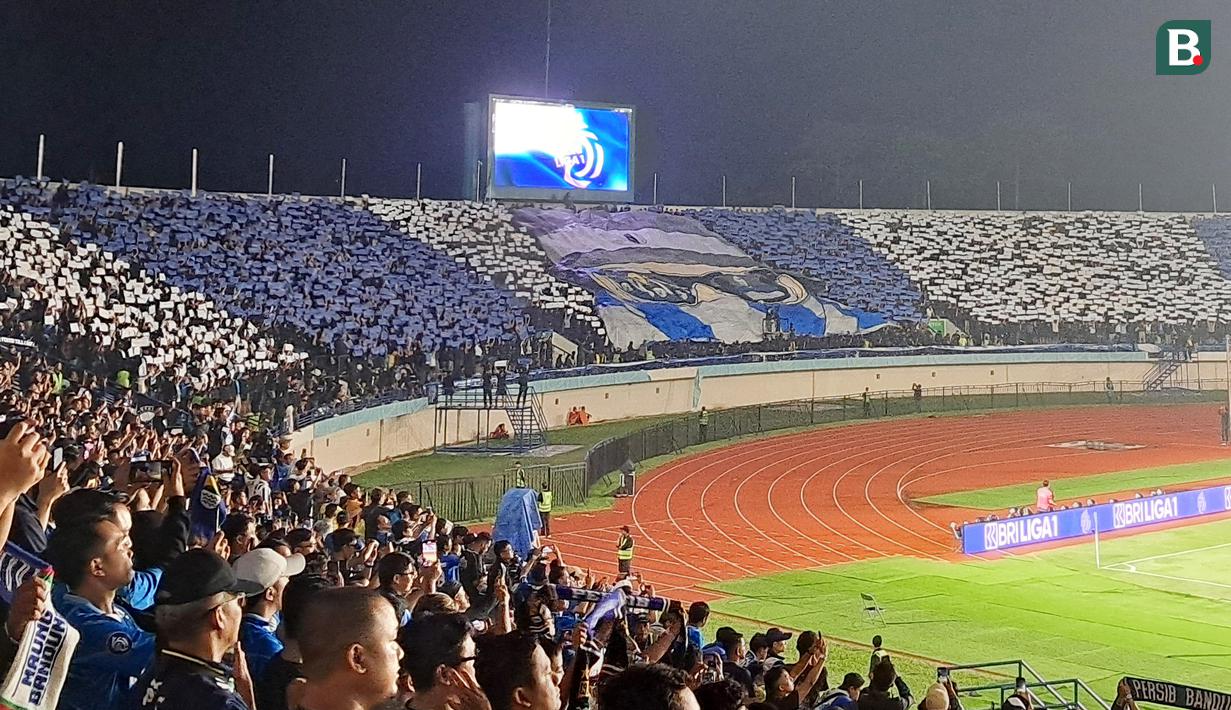 Pada laga leg pertama final Championship Series Liga 1 2023/2024 ini Persib Bandung keluar sebagai pemenang. Maung Bandung menekuk Madura United dengan skor telak 3-0. (Bola.com/Muhammad Adi Yaksa)