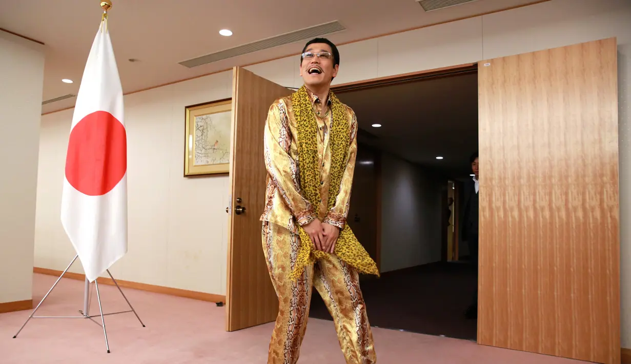 Pikotaro menyapa wartawan sebelum bertemu dengan Menteri Luar Negeri Jepang Fumio Kishida di Kementrian, Tokyo, Rabu (12/7). Pikotaro akan tampil dengan membawakan lagu fenomenalnya, PPAP (Pen-Pineapple-Apple-Pen) di pertemuan PBB. (AP/ Eugene Hoshiko)