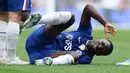 Moises Caicedo kesulitan mengimbangi permainan agresif lawan sepanjang laga. Ia bahkan harus menerima kartu kuning kesepuluhnya musim ini dalam penampilan yang kurang solid. (AFP/Adrian Dennis)