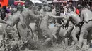 Sejumlah orang bermain di kolam lumpur selama Festival Lumpur Boryeong di Pantai Daecheon di Boryeong, Korea Selatan, (14/7). Festival lumpur tahunan ke-21 ini menampilkan gulat lumpur. (AP Photo / Ahn Young-joon)