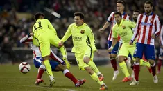 Duel panas terjadi di leg kedua perempat final Copa del Rey antara Atletico Madrid melawan Barcelona, Spanyol, Kamis (29/1/2015). (AFP Photo)